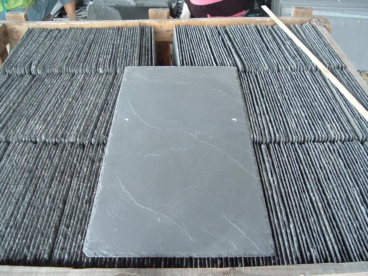 Handmade Split Corrugated Black Stone Roof Tiles Slate Factory Customized Size