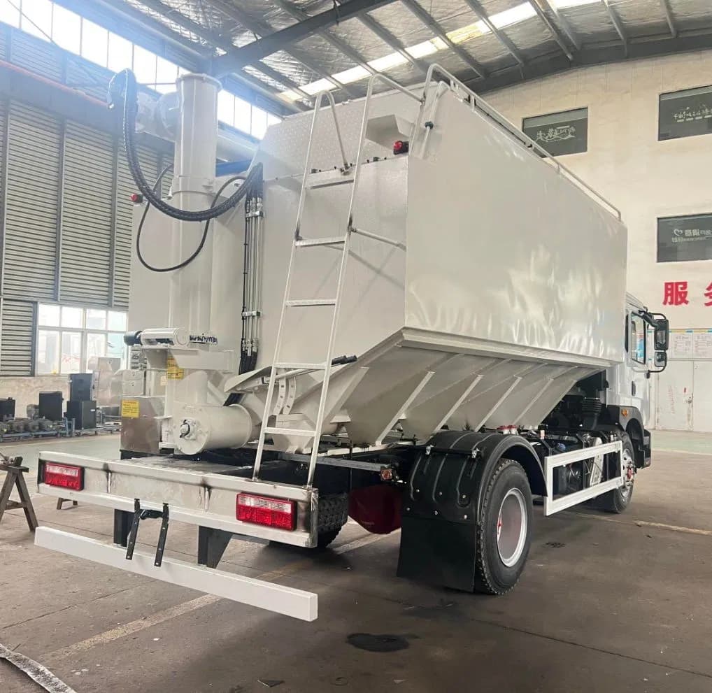 Multi Functional Dongfeng 10ton 20cbm Farm Vehicle with Automated Feed Delivery System for Grain Transport