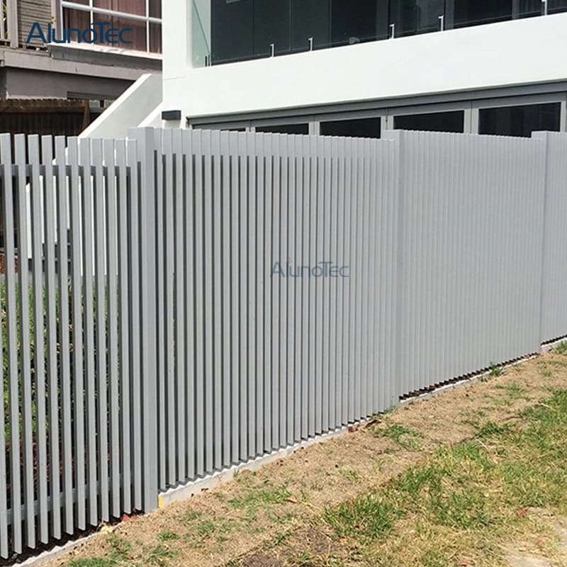 China New Aluminum Post Garden Pravicy Fence Designs Slat Fencing Panel House Security Fence