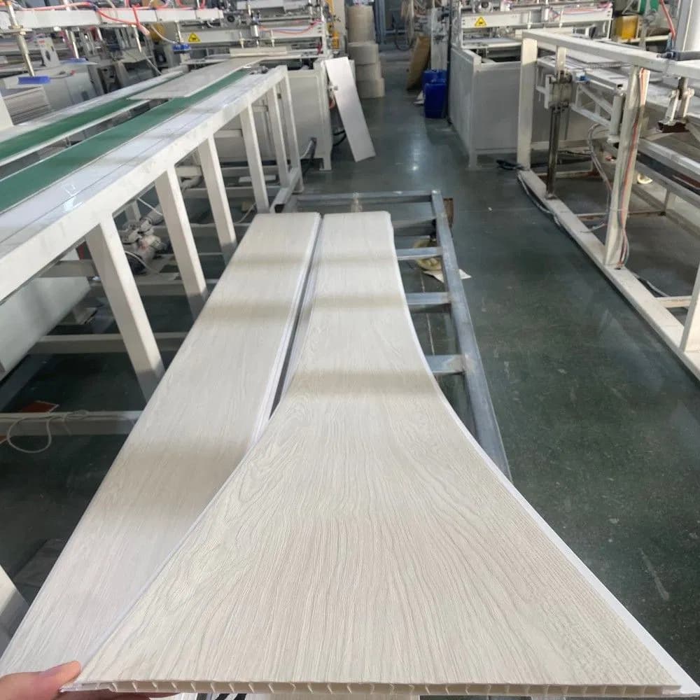 Fireproof Hot Stamping PVC Ceiling Roof Tile 25cm 30cm Pure White Wooden Color PVC Ceiling Panels for Indoor Roof Lambri