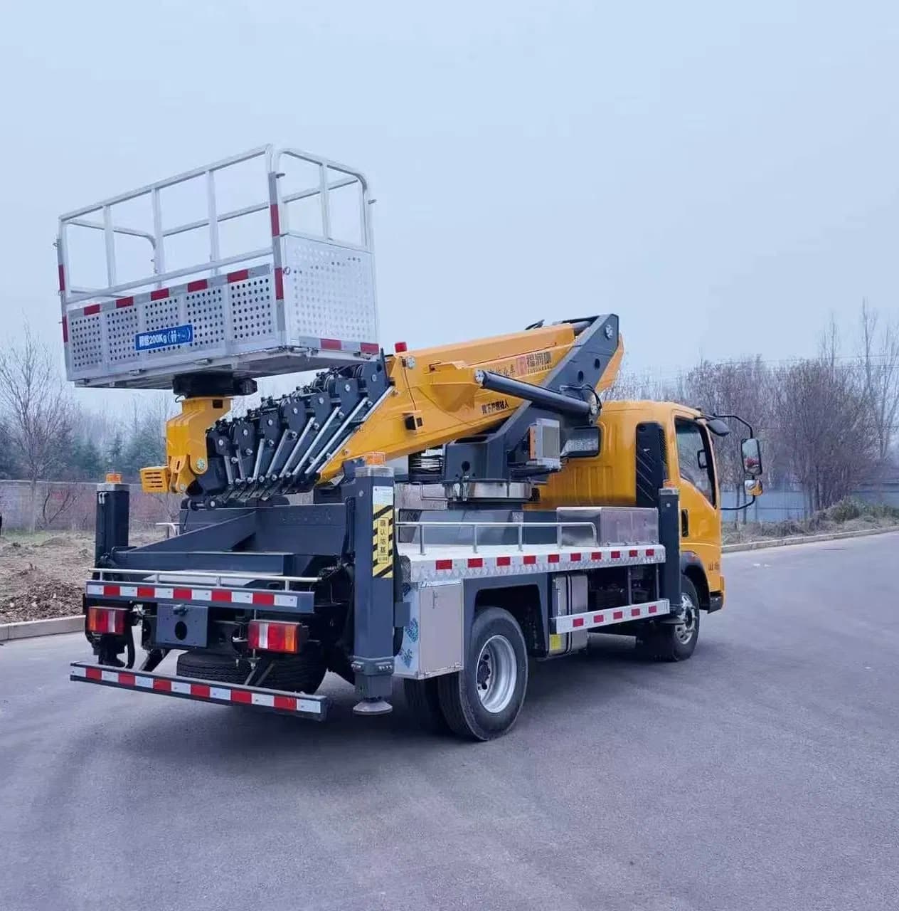 Sinotruk HOWO Truck Mounted Crane for Construction Lifting Work