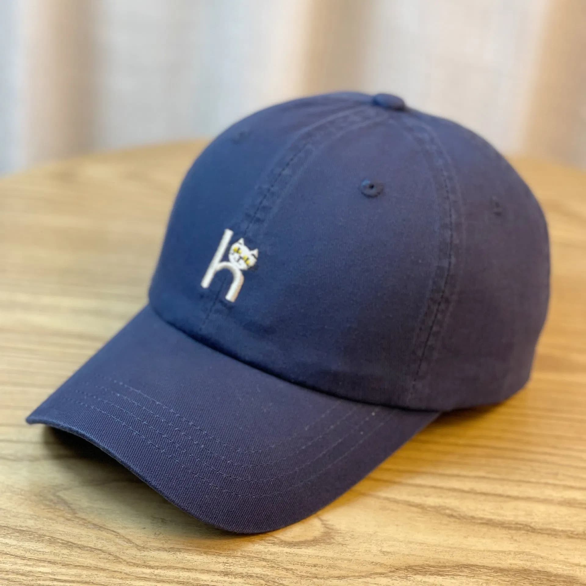 XHPF01 Wholesale Simple Style Leisure Cap With Kitten Embroidery Pattern