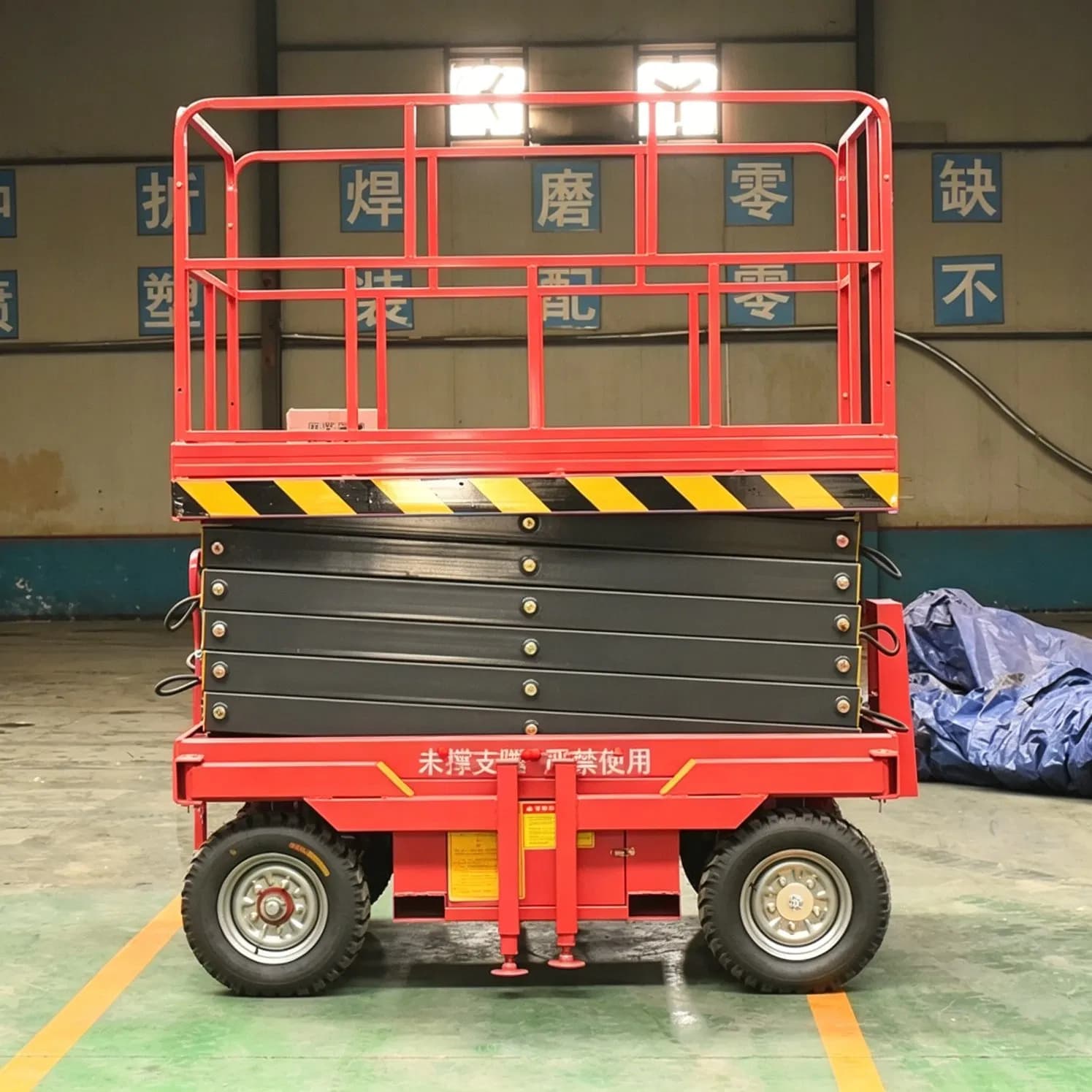 Self Propelled Scissor Lift Platform 6m Working Height with Q235 Steel Structure