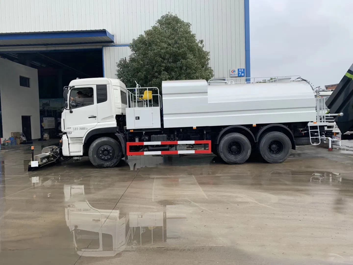 Dongfeng 3 Cubic Meter Capacity Sanitation Truck, Sweeper, Rear Dual-Axle Road Cleaning Truck, Municipal Landscaping Truck. High Efficiency