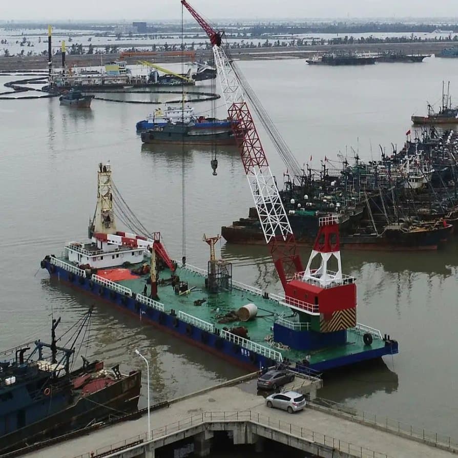 Bulk Cargo Such as Cargo, Coal, Sand Loading and Unloading Floating Crane