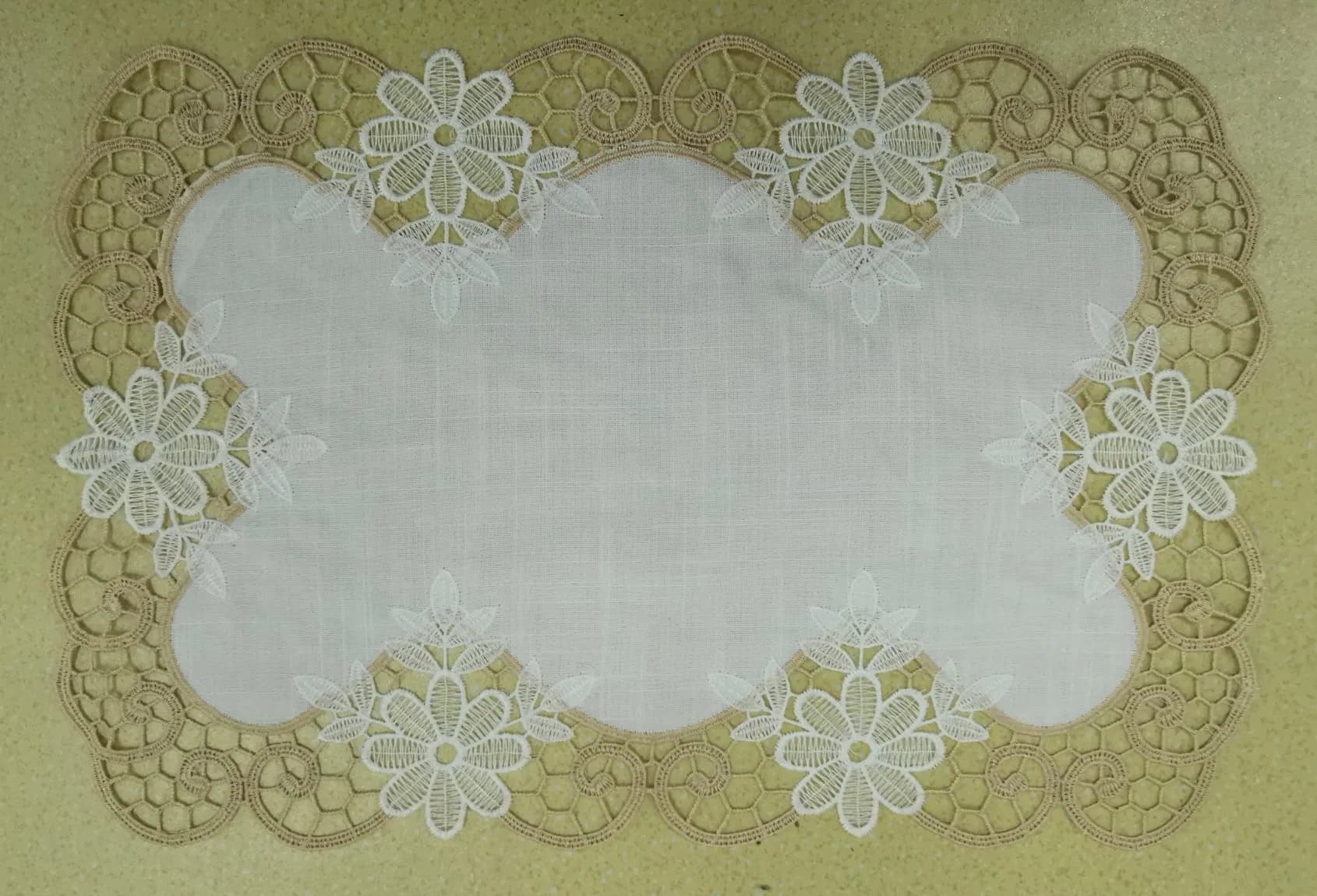Stock Selling Hot Selling Wholesale Ins Style Retro Round Lace Embroidered Napkin