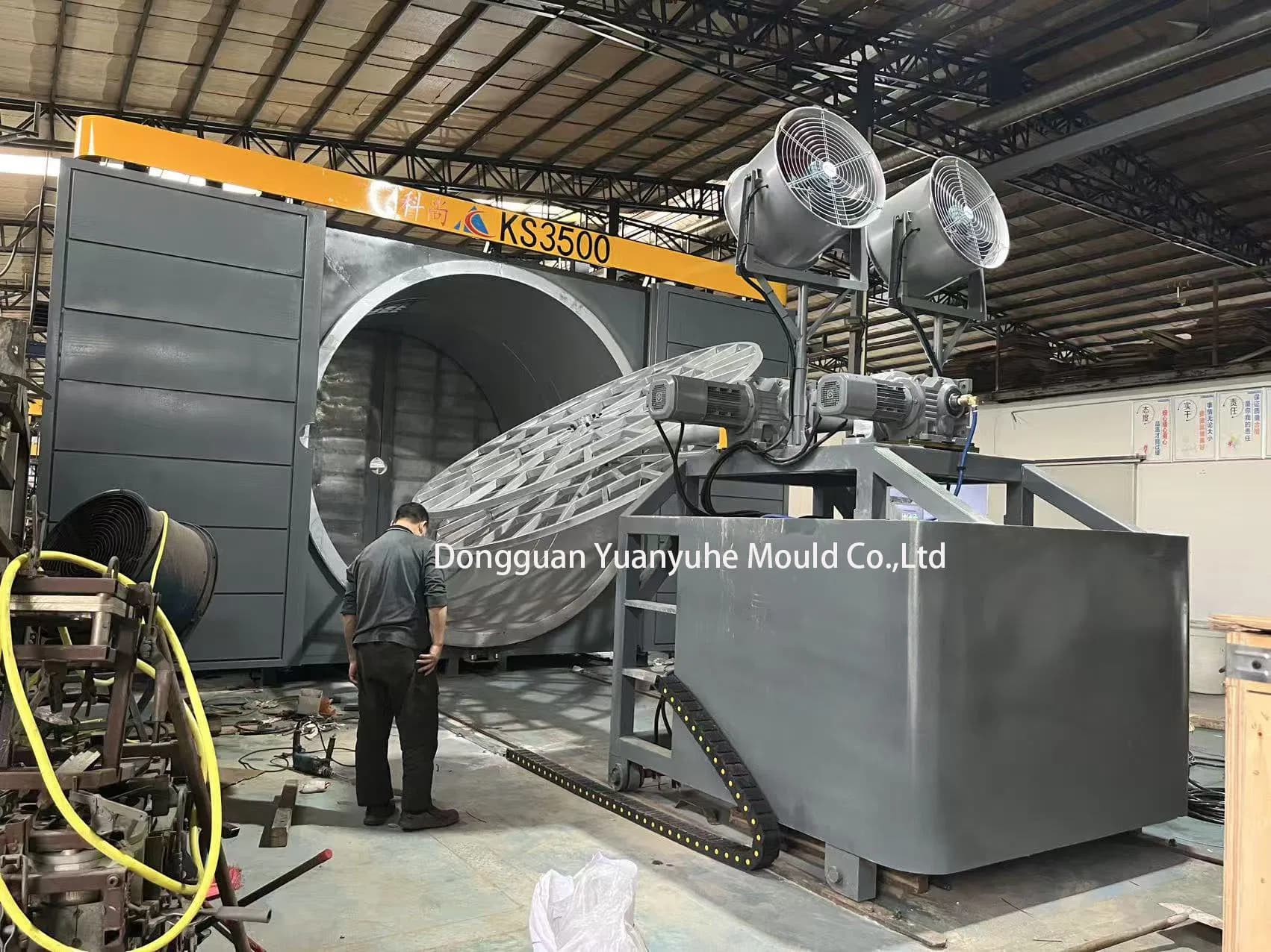 Professional High Quality Shuttle Rotomolding Machine/ Equipment and Molds Factory and Supplier in China
