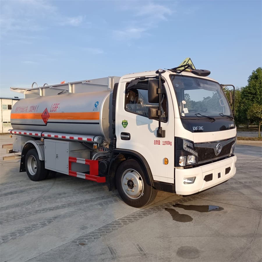 Top Quality Dongfeng Forika 8.4 M³ Diesel Refueling Truck