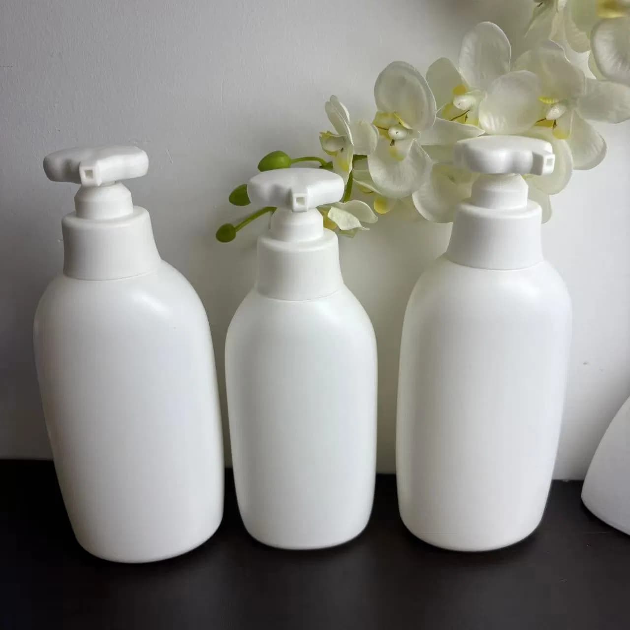Customized PE Bottles (300ml / 400ml / 500ml) for Kids' Shampoo, Conditioner, Body Wash, Foaming Soap - Suitable for Skincare Products and Lotions